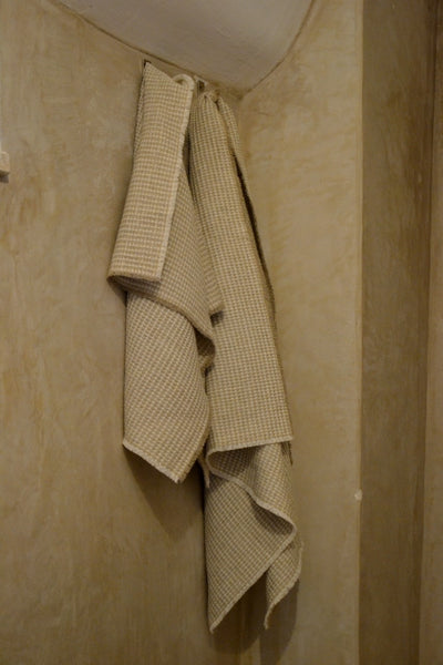 Ostuni smėlio spalvos lininiai vafliniai vonios rankšluosčiai