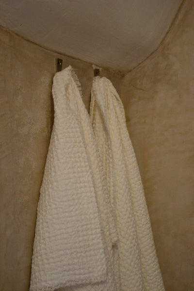 Ostuni baltas vaflinis vonios rankšluostis