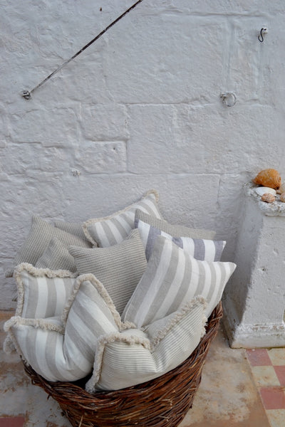 Ostuni plonas dryžuotas nuogos ir baltos spalvos lininis pagalvės užvalkalas su kutais
