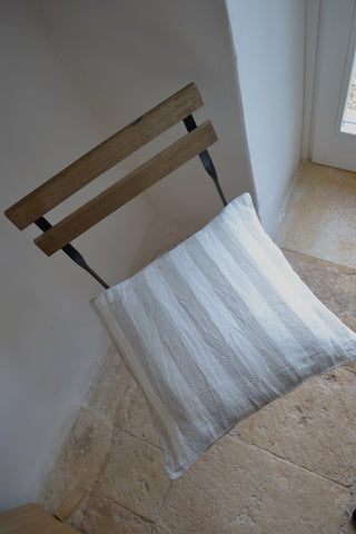 Ostuni platus dryžuotas smėlio ir baltos spalvos lininis pagalvėlės užvalkalas