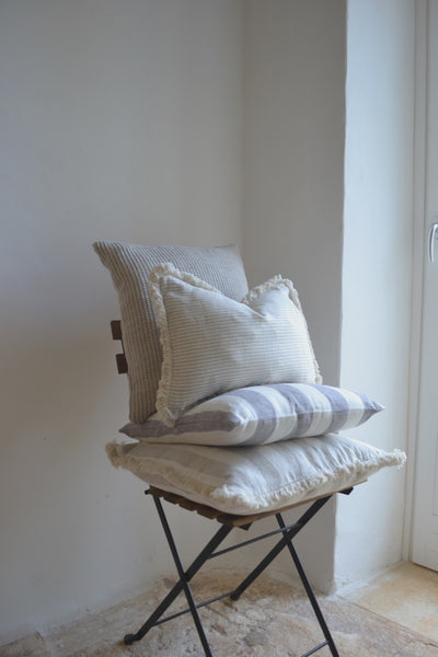 Ostuni plonas dryžuotas nuogos ir baltos spalvos lininis pagalvės užvalkalas su kutais