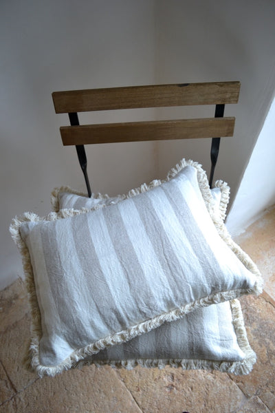 Ostuni plačios juostelės smėlio ir baltos spalvos lininės pagalvėlės užvalkalas su kutais